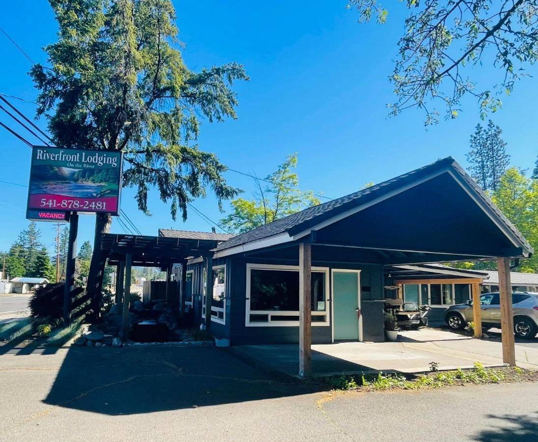 Riverfront Lodging Shady Cove Esterno foto