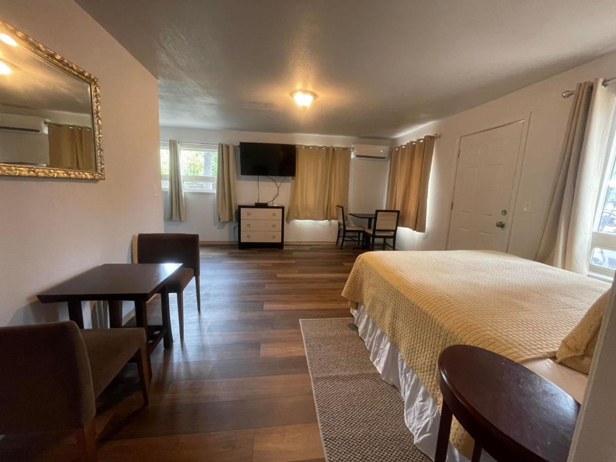 Riverfront Lodging Shady Cove Esterno foto