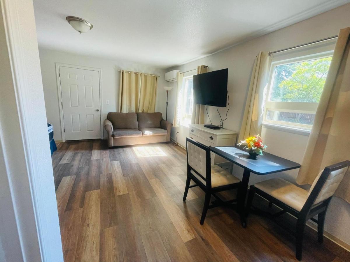 Riverfront Lodging Shady Cove Esterno foto
