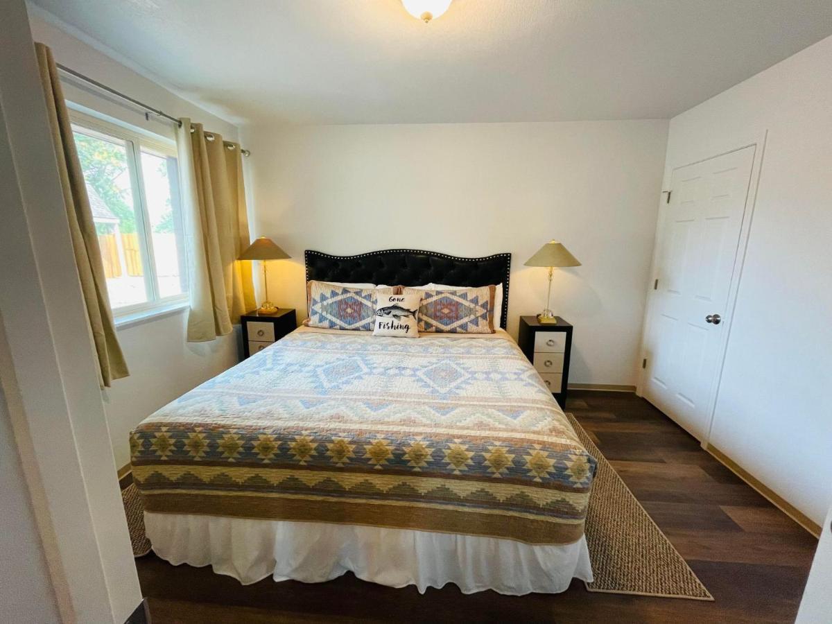 Riverfront Lodging Shady Cove Esterno foto