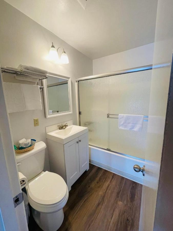 Riverfront Lodging Shady Cove Esterno foto