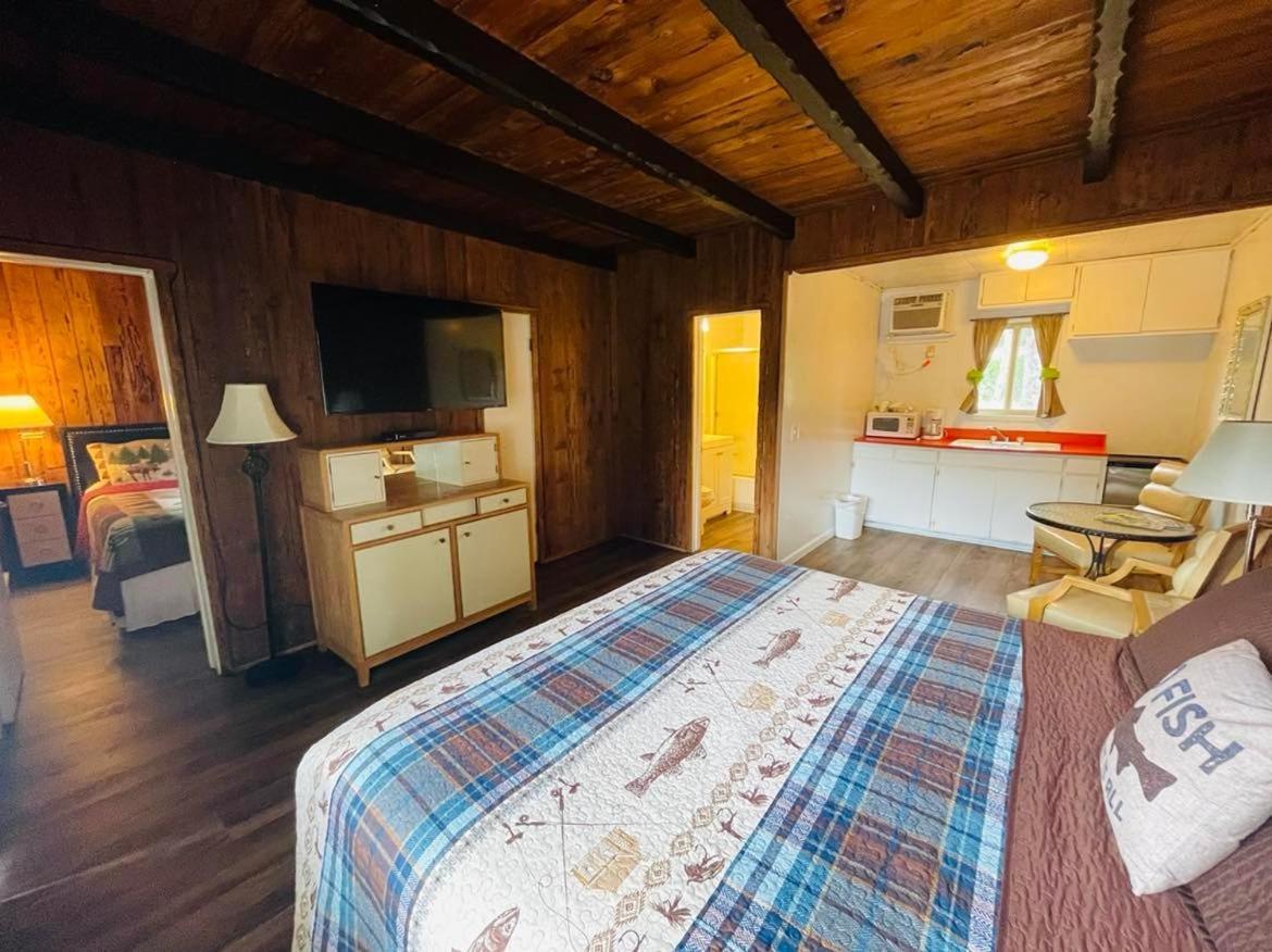 Riverfront Lodging Shady Cove Esterno foto