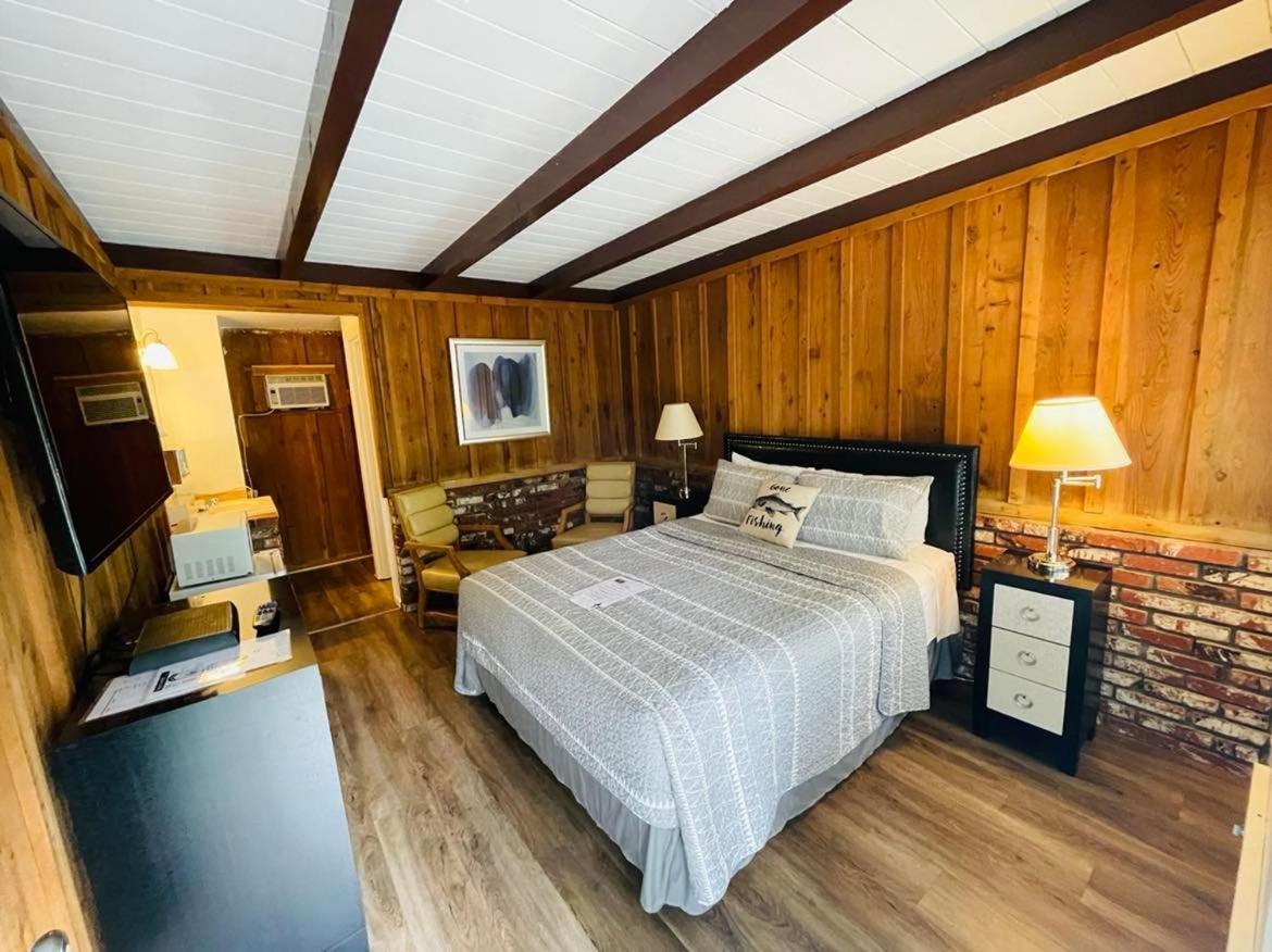 Riverfront Lodging Shady Cove Esterno foto