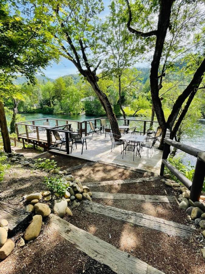 Riverfront Lodging Shady Cove Esterno foto