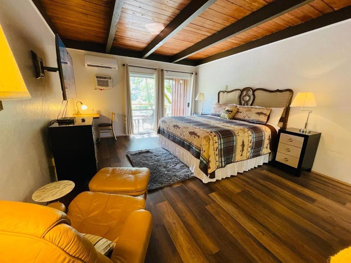 Riverfront Lodging Shady Cove Esterno foto