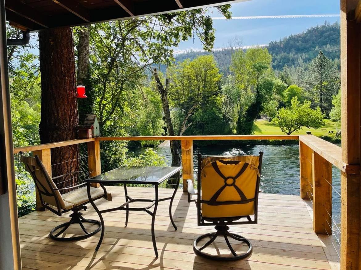 Riverfront Lodging Shady Cove Esterno foto