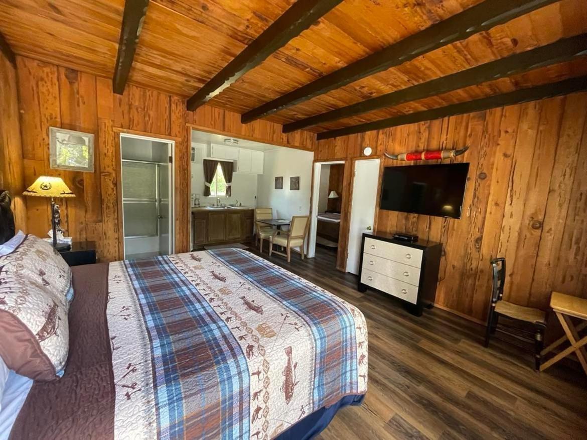 Riverfront Lodging Shady Cove Esterno foto