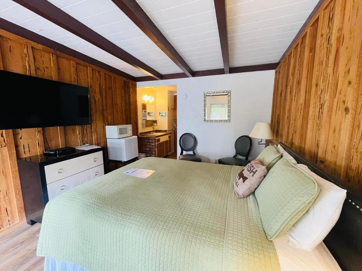 Riverfront Lodging Shady Cove Esterno foto