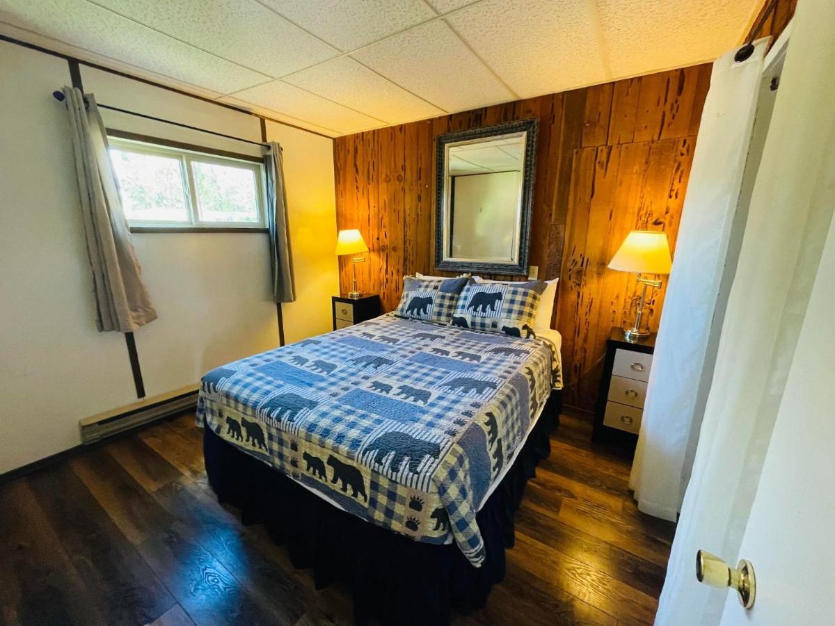 Riverfront Lodging Shady Cove Esterno foto