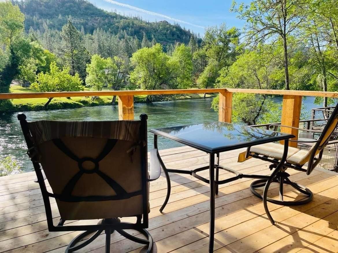 Riverfront Lodging Shady Cove Esterno foto