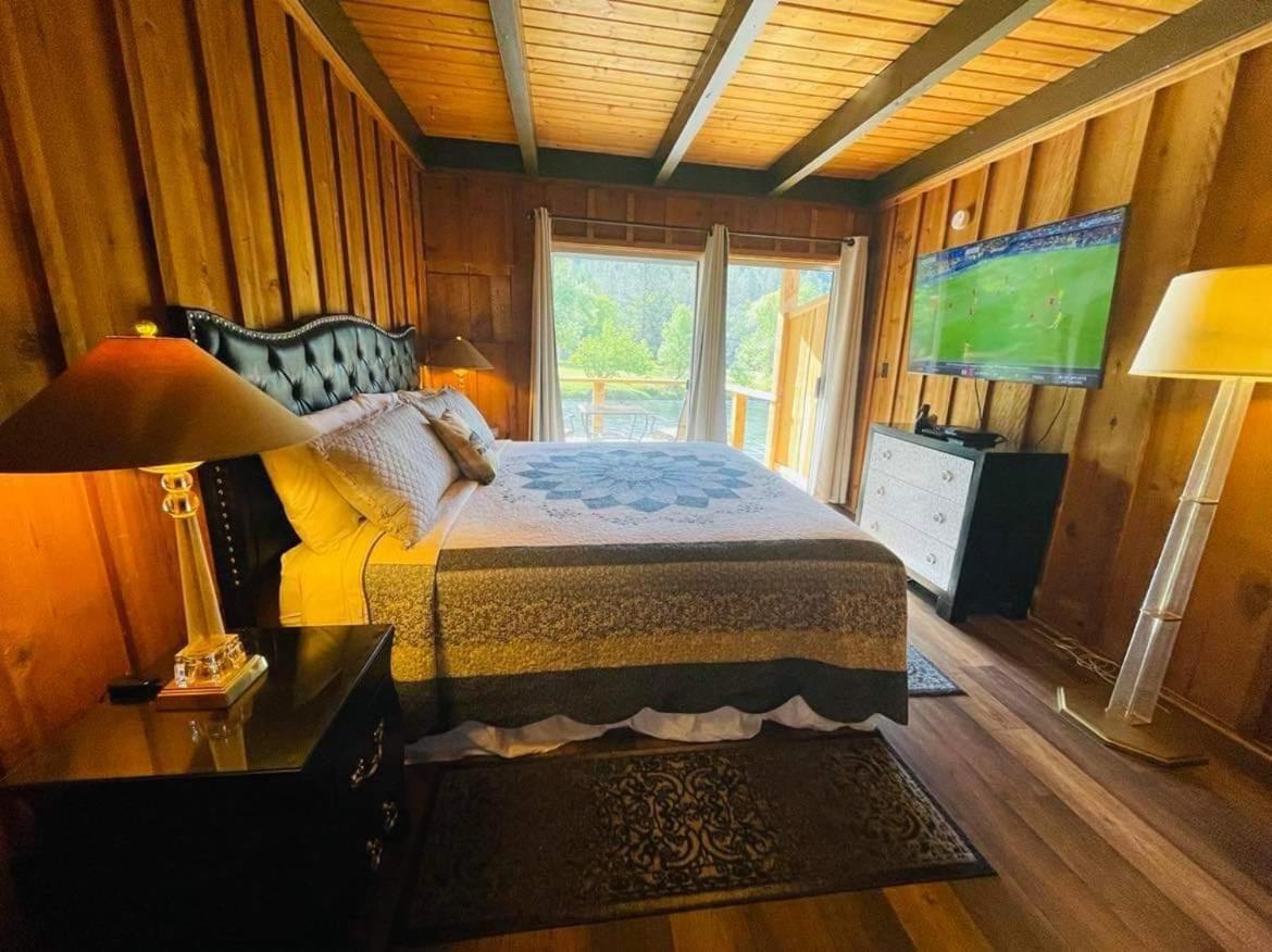 Riverfront Lodging Shady Cove Esterno foto