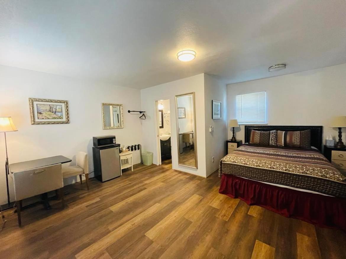 Riverfront Lodging Shady Cove Esterno foto