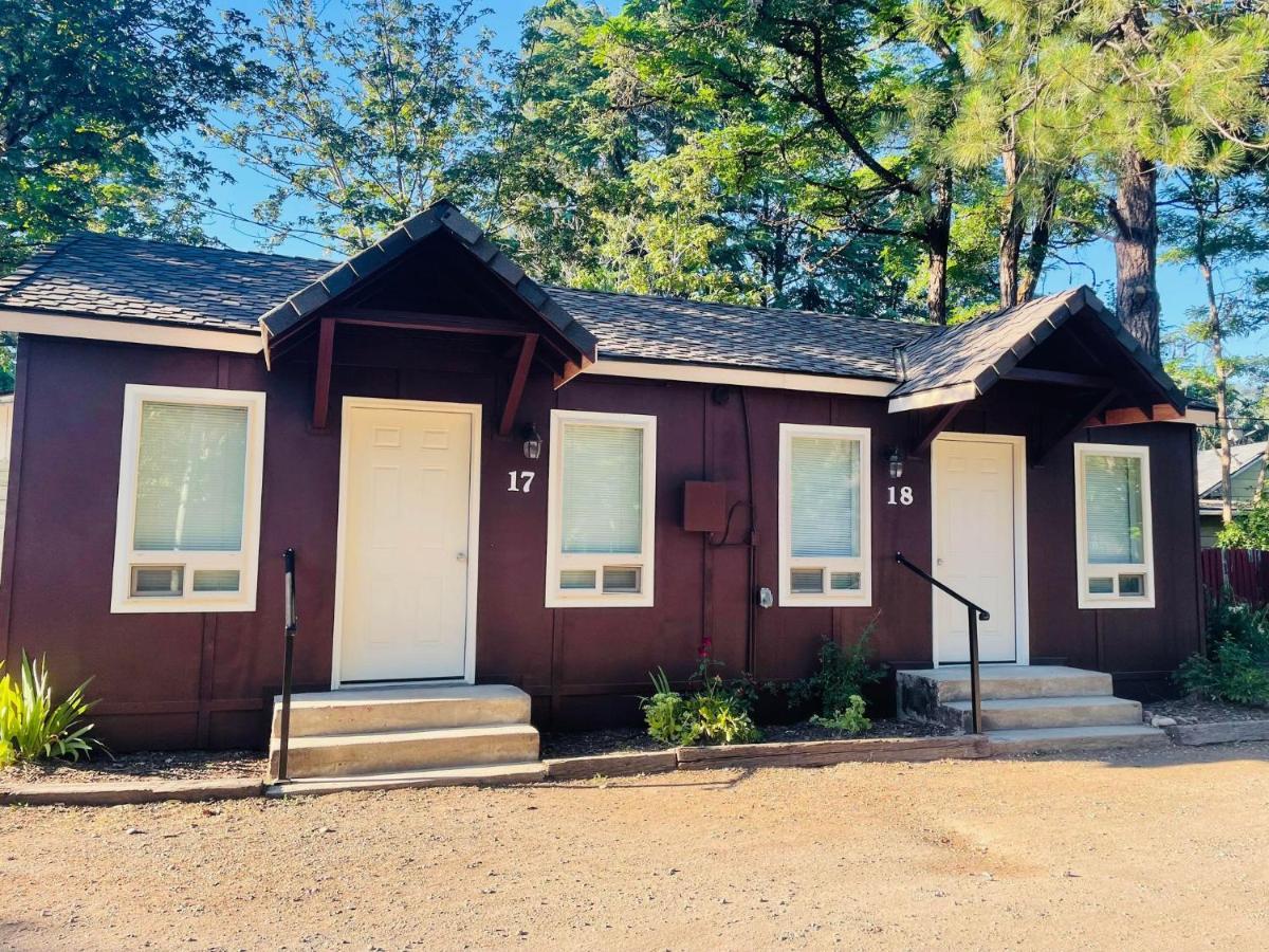 Riverfront Lodging Shady Cove Esterno foto