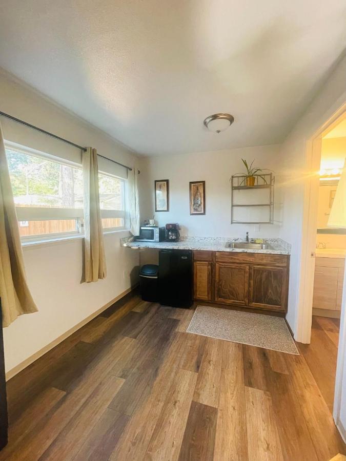 Riverfront Lodging Shady Cove Esterno foto
