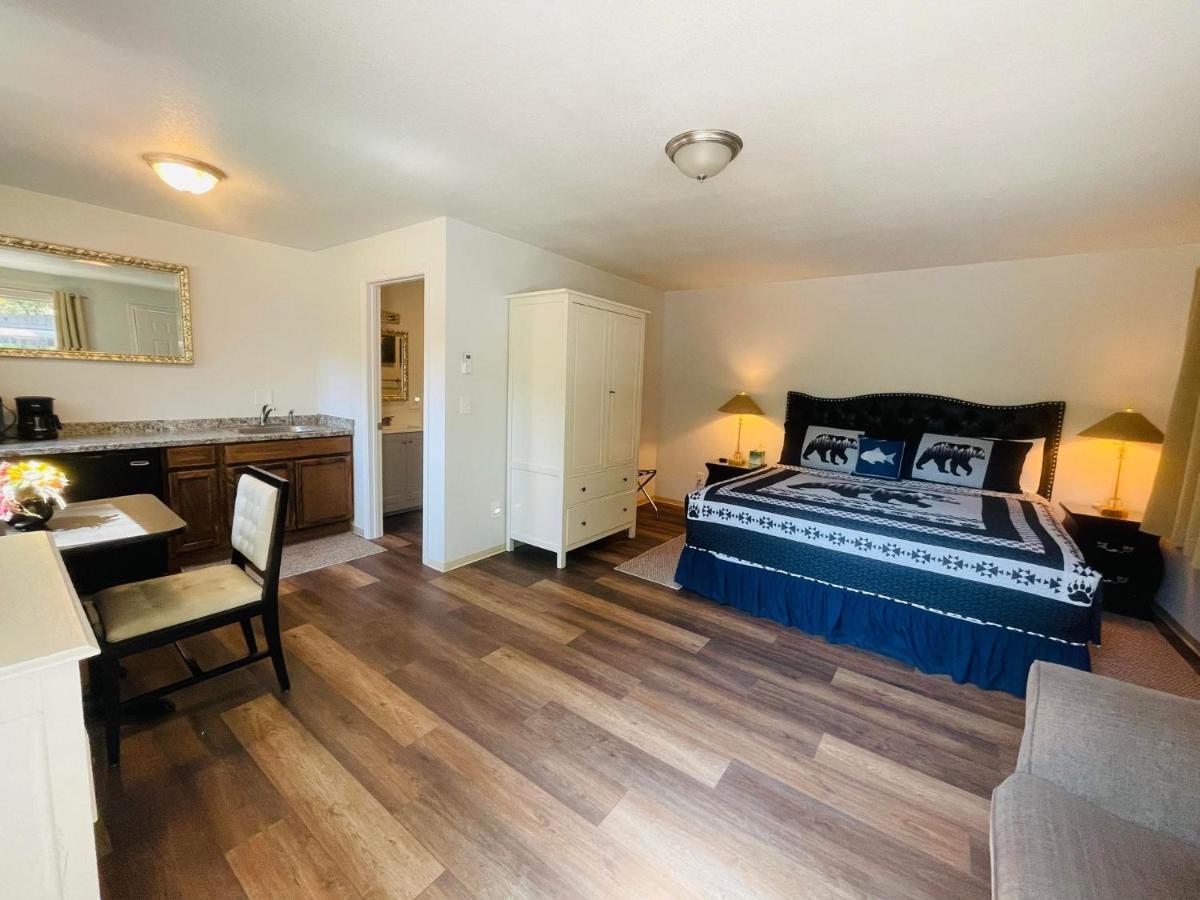 Riverfront Lodging Shady Cove Esterno foto