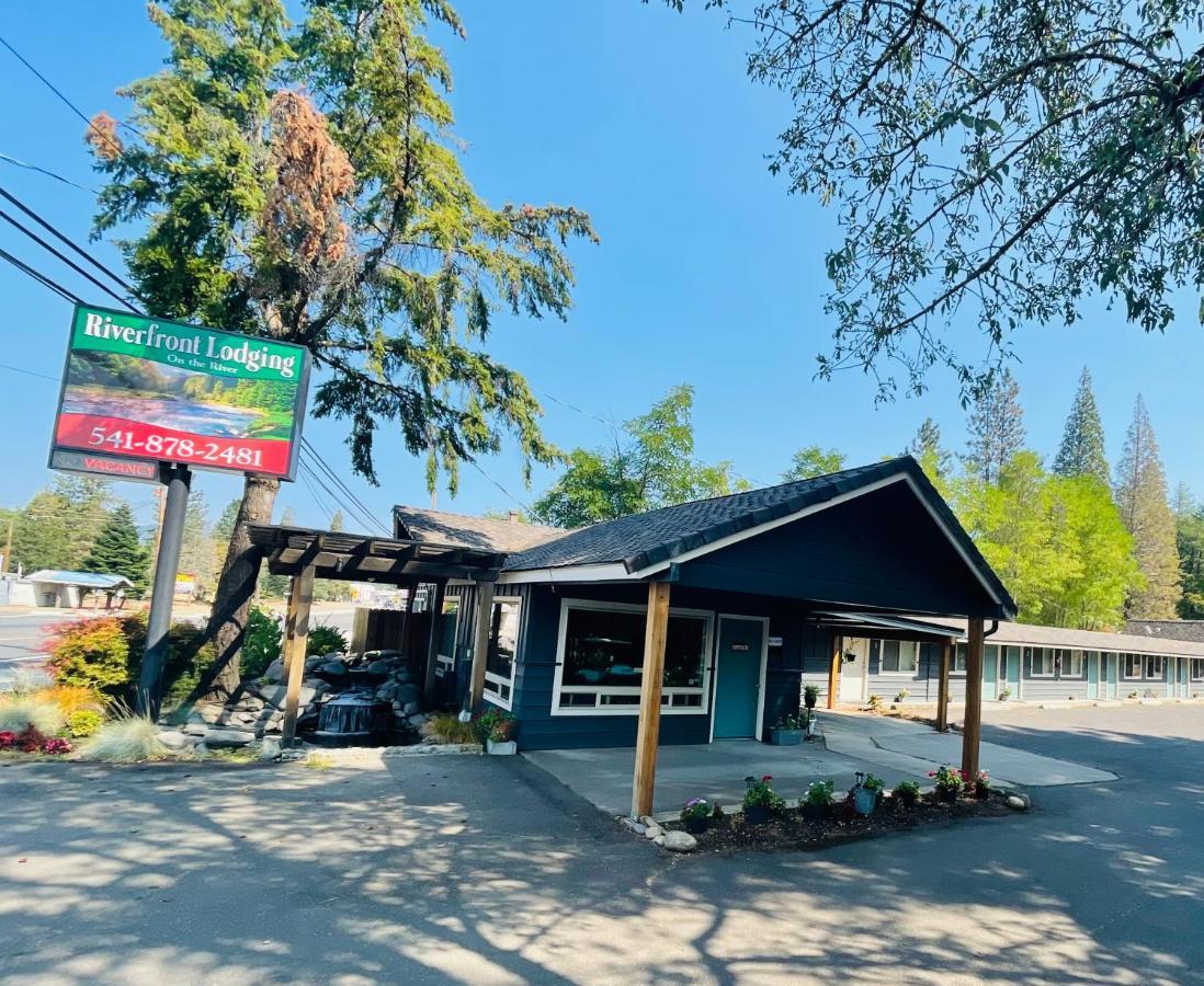 Riverfront Lodging Shady Cove Esterno foto